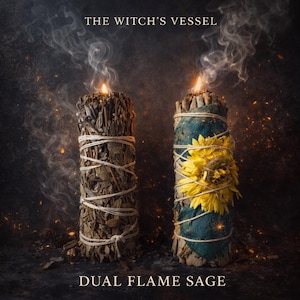 Peut inclure: Deux fagots de sauge en combustion avec le texte "THE WITCH'S VESSEL" et "DUAL FLAME SAGE". L'un est enveloppé d'une ficelle blanche, l'autre d'un tissu bleu et d'une fleur jaune. De la fumée s'élève de la sauge en combustion.