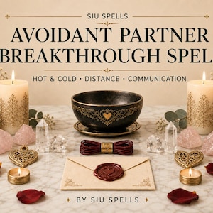 Puede incluir: Un conjunto con el texto SIU SPELLS AVOIDANT PARTNER BREAKTHROUGH SPELL HOT & COLD DISTANCE COMMUNICATION BY SIU SPELLS, dos velas crema con patrones dorados, un cuenco negro, un cordón rojo, un sobre sellado, cristales y rosas rojas.