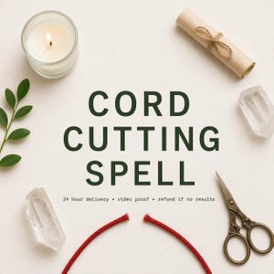 Puede incluir: Un gráfico con el texto verde oscuro CORD CUTTING SPELL centrado sobre un fondo claro. Alrededor del texto hay una vela encendida en un vaso, un pergamino enrollado atado con cuerda, dos cristales de cuarzo, unas tijeras y un cordón rojo.