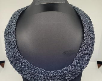 Collar babero vintage de Andrew Stone con cuentas, color gris plomo.