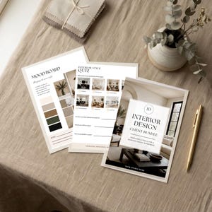 Op de afbeelding: Drie gedrukte documenten getiteld Interior Design Client Bundle, Interior Style Quiz en Mood Board. De pagina's bevatten zwarte tekst, neutrale kleurenpaletten en interieurfotografie op een oppervlak met een textuur.