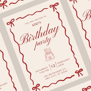 Puede incluir: Invitaciones de fiesta de cumpleaños con fondo crema y detalles rojos. El texto dice "Estás invitado/a a la fiesta de cumpleaños de Kiki". El diseño incluye una ilustración de pastel y lazos decorativos.