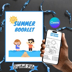 Może przedstawiać: Cyfrowa książeczka letnia z ilustracją dwojga dzieci na plaży z zamkiem z piasku, słońcem i niebieskimi falami. Smartfon wyświetla czarno-białą kolorowankę zatytułowaną Coloring the Beach z motywami plażowymi.