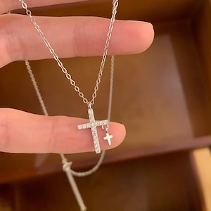 Delicata collana con doppia croce in argento sterling 925 per donna / Piccolo ciondolo a croce minimalista a strati / Regalo per battesimo e prima comunione cristiana