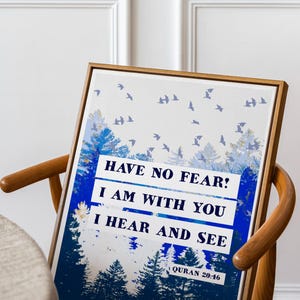 Puede incluir: Impresión artística enmarcada con un marco de madera clara. La obra presenta un paisaje azul y blanco con el texto "HAVE NO FEAR! I AM WITH YOU I HEAR AND SEE" y "QURAN 20:46". Arte de pared decorativo.