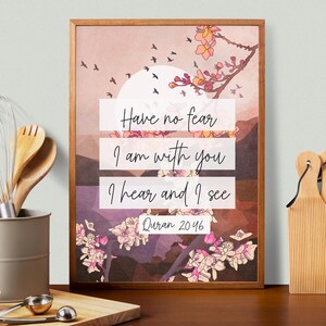 Puede incluir: Una impresión artística enmarcada con el texto "No temas, estoy contigo, oigo y veo" del Corán 20:46. La obra de arte tiene una paleta de colores cálidos con un fondo de puesta de sol, acentos florales y siluetas de pájaros.