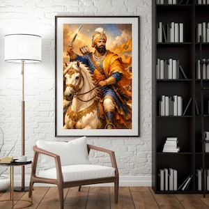 Op de afbeelding: Ingelijst kunstwerk met een Sikh-krijger te paard, die een zwaard zwaait. De krijger draagt een tulband en traditionele kleding in blauw en goud. Het witte paard heeft gouden tuig. De achtergrond toont een bewolkte lucht en een vlag.