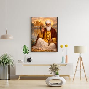 Puede incluir: Una taza de cerámica blanca con un asa negra y el texto "But First, Coffee" en negrita negra. La taza se encuentra sobre un fondo borroso, sugiriendo un ambiente acogedor.