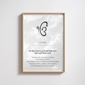 Puede incluir: Un juego de tres cuencos apilables de cerámica en tonos azules, verdes y blancos. Los cuencos presentan un esmalte moteado y un diseño sencillo y moderno. El cuenco más grande mide unos 15 cm de diámetro.