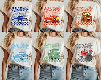 Camiseta retrô do filme Carros da Disney, camiseta xadrez do Relâmpago McQueen, camiseta da Sally do filme Carros, camisetas para viagem em família à Disney, camiseta de férias na Disneylândia, camiseta do Mate.