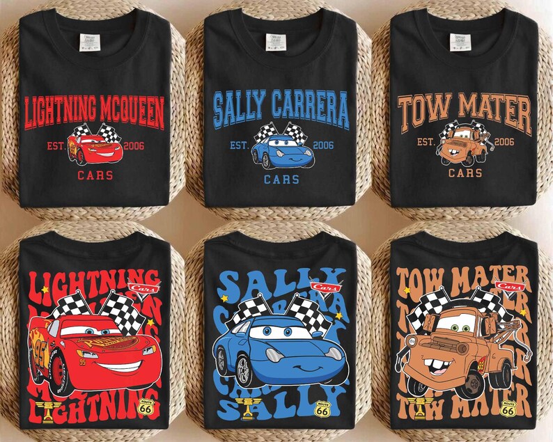 以下が含まれることがあります： 映画「カーズ」のキャラクターが描かれた黒いTシャツ6枚。デザインには、ライトニング・マックィーン、サリー・カレラ、メーターなどが、テキストとグラフィックで描かれています。各シャツは異なるデザインで、カーズのロゴと2006年が描かれています。