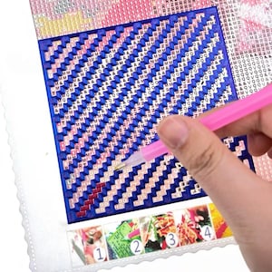 Op de afbeelding: Een witte keramische mok met een zwarte handgreep en de tekst "But First, Coffee" in een vetgedrukte, zwarte letter. De mok staat tegen een vage achtergrond, wat een gezellige setting suggereert.