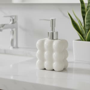 Puede incluir: Juego de tres tazas de cerámica con acabado mate moteado. Las tazas son en tonos crema, gris claro y gris oscuro. Cada taza tiene un diseño simple y minimalista y un asa redondeada.