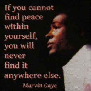 Könnte beinhalten: Ein Schwarzweißbild eines Mannes mit einem Zitat von Marvin Gaye: "Wenn du keinen Frieden in dir selbst finden kannst, wirst du ihn nirgendwo anders finden."