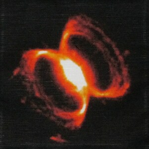 Puede incluir: Un primer plano de una nebulosa roja y naranja con un centro blanco brillante. La nebulosa está rodeada de un fondo oscuro.