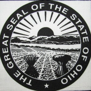 Puede incluir: Sello en blanco y negro del estado de Ohio. El sello presenta un sol saliendo sobre una cordillera, un río y un campo de trigo. El texto "The Great Seal of the State of Ohio" está escrito alrededor del sello.