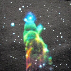 Puede incluir: Una nebulosa colorida con un centro azul brillante, rodeada por un brillo verde y naranja, sobre un fondo negro con estrellas blancas.