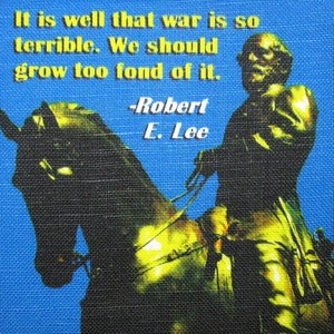 Op de afbeelding: Een blauwe achtergrond met een citaat van Robert E. Lee. Het citaat luidt: "Het is goed dat oorlog zo verschrikkelijk is. We zouden er te dol op moeten worden." Een standbeeld van een man te paard is zichtbaar.