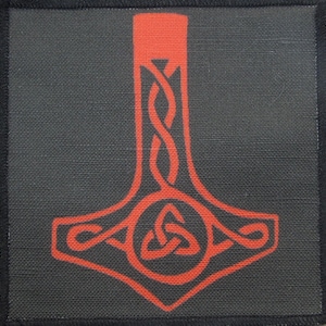 Könnte beinhalten: Roter Mjolnir, Thors Hammer, mit einem keltischen Knotendesign auf schwarzem Hintergrund.