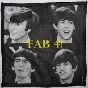 Op de afbeelding: Zwart-wit foto patch van vier mannen met de tekst "FAB 4!" in gele letters.