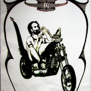 Könnte beinhalten: Eine Schwarzweißillustration einer Person, die ein Motorrad fährt. Die Person trägt ein Hemd und hat langes Haar. Das Motorrad hat ein großes Vorderrad und ein kleineres Hinterrad. Die Illustration ist von einem dekorativen Rahmen mit der Nummer "13" in der Mitte umgeben.