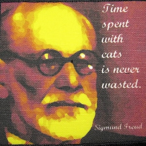 Op de afbeelding: Een gele en rode afbeelding van Sigmund Freud met de quote "Tijd die je met katten doorbrengt, is nooit verspild."