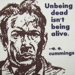 以下が含まれることがあります： e. e. カミングスの引用文「Unbeing dead isn't being alive.」が書かれた男性の白黒イラスト