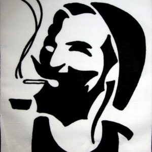 Pode incluir: Estêncil preto e branco de um homem com barba e um cigarro na boca. Ele está usando um chapéu e tem uma expressão relaxada.