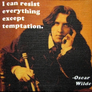 Puede incluir: Una cita de Oscar Wilde sobre un fondo de lienzo. La cita dice: "Puedo resistir todo excepto la tentación."