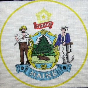Pode incluir: O selo oficial do estado do Maine, que apresenta um escudo com uma árvore de pinho, um alce e um fazendeiro segurando uma foice. O escudo é cercado por uma fita azul com a palavra "MAINE" em letras brancas. Acima do escudo, há uma faixa vermelha com a palavra "DIRIGO" em letras brancas. O selo é cercado por um círculo amarelo.