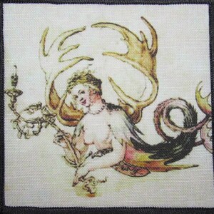 Könnte beinhalten: Eine Vintage-Illustration einer Meerjungfrau mit einer Krone und Geweih. Die Meerjungfrau ist mit einem langen, fließenden Schwanz und einer zarten, weiblichen Form dargestellt. Die Illustration ist in einer weichen, gedeckten Farbpalette gehalten, mit Braun-, Gold- und Rosatönen.