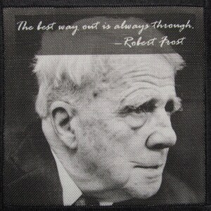 Könnte beinhalten: Schwarz-weißer Aufnäher mit einem Porträt von Robert Frost. Das Zitat "The best way out is always through" ist über seinem Bild aufgedruckt. Der Aufnäher hat einen schwarzen Rand.