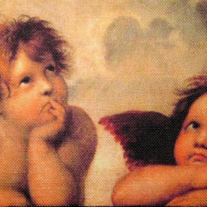 Pode incluir: Dois anjos querubins com asas, pintados em estilo renascentista. Um anjo olha para cima e o outro olha para o lado. A pintura é feita em tons quentes de marrom, vermelho e branco.