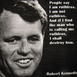 Puede incluir: Imagen en blanco y negro con un retrato de Robert Kennedy y una cita. La cita dice: "La gente dice que soy despiadado. No soy despiadado. Y si encuentro al hombre que me llama despiadado, lo destruiré". El texto es blanco.