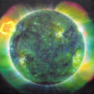 Puede incluir: Una imagen de primer plano del sol con un halo verde y amarillo. El sol tiene una textura granulada y parece estar emitiendo luz.