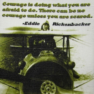 以下が含まれることがあります： 白地に「勇気とは、自分が恐れていることをすることだ。恐れていなければ、勇気はありえない。-エディー・リッケンバッカー」という引用文が書かれた、飛行機のヴィンテージ白黒写真です。