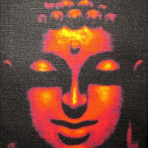 Puede incluir: Un primer plano de una pintura que representa un rostro estilizado de Buda. El rostro está representado en tonos naranja y rojo sobre un fondo negro.