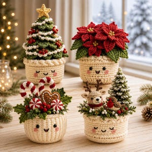 Può includere: Quattro decorazioni all'uncinetto in vasi color crema con volti ricamati. Una presenta un albero di Natale con stella, una una stella di Natale rossa, una bastoncini di zucchero con cuore di pan di zenzero e una una renna con albero e uccellino.