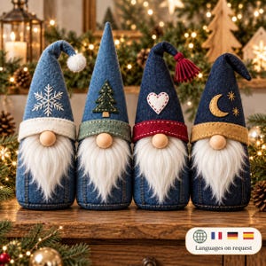 Puede incluir: Cuatro figuras decorativas de gnomos hechas de tela vaquera azul, cada una con una larga barba de piel sintética blanca, una nariz redonda de madera y un sombrero puntiagudo. Los sombreros están decorados con un copo blanco, un árbol, un corazón y una luna.