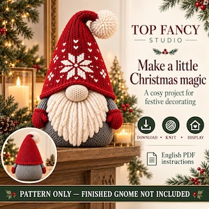 Può includere: Una statuetta di gnomo natalizio lavorata a maglia con un cappello rosso a motivo fiocco di neve bianco e un pompon bianco. Lo gnomo ha una barba color crema, un corpo grigio e muffole rosse. Il testo include TOP FANCY STUDIO, Make a little Christmas magic, A cosy project for festive decorating, DOWNLOAD, KNIT, DISPLAY, English PDF instructions e PATTERN ONLY – FINISHED GNOME NOT INCLUDED.