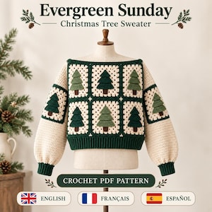 Può includere: Un maglione all'uncinetto con base color crema, bordi quadrati verde scuro e alberi di Natale applicati in varie tonalità di verde. Il maglione presenta maniche lunghe color crema con polsini e orlo a coste di colore verde scuro.
