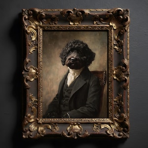 Puede incluir: Retrato enmarcado de estilo vintage que representa a un perro con vestimenta formal. El perro, con pelaje oscuro, está sentado. El marco ornamentado tiene detalles dorados y marrones, realzando la estética clásica. La pintura evoca la pintura histórica.