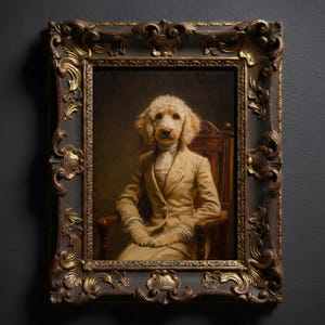 Pode incluir: Retrato emoldurado de um cão vestido com um terno bege, sentado em uma cadeira de madeira. A pintura tem um estilo clássico e vintage com um fundo escuro e uma moldura dourada ornamentada. O cão tem pelo claro.