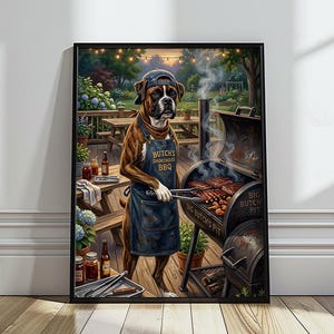 Peut inclure: Impression encadrée d'un chien Boxer portant un tablier avec "Butch's Smokehouse BBQ" et une casquette de baseball, grillant des côtes levées sur un fumoir. L'impression a un cadre noir et est posée sur un sol en bois et un mur blanc.