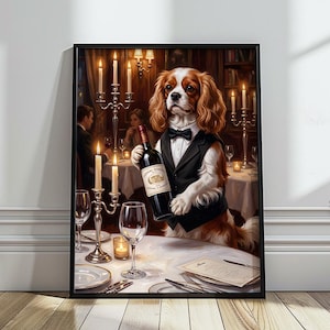 Puede incluir: Una lámina artística enmarcada que muestra a un Cavalier King Charles Spaniel vestido con un chaleco de esmoquin negro y pajarita, sosteniendo una botella de vino. La escena se sitúa en un restaurante con candelabros de plata y copas de vino.