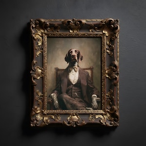 Peut inclure: Portrait encadré d'un chien en costume, assis sur une chaise. La peinture représente un chien marron et blanc portant un costume marron, une chemise blanche et un nœud papillon. Le cadre orné est marron foncé avec des accents dorés.