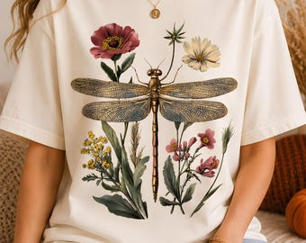 Design vintage de libélula floral para sublimação em PNG, estilo cottagecore, flor de jardim, natureza botânica floral, camiseta com libélula em PNG para download instantâneo.