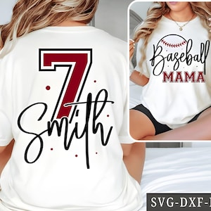 K&ouml;nnte beinhalten: Ein wei&szlig;es T-Shirt mit einer kastanienbraunen Nummer 7 und dem schwarzen kursiven Text Smith auf der R&uuml;ckseite. Die Vorderseite zeigt eine Baseball-Grafik mit dem Text Baseball MAMA in schwarzer und kastanienbrauner Schrift und kleinen Punkten.