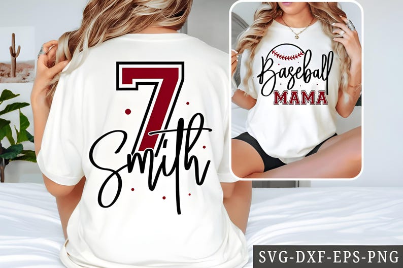 K&ouml;nnte beinhalten: Ein wei&szlig;es T-Shirt mit einer kastanienbraunen Nummer 7 und dem schwarzen kursiven Text Smith auf der R&uuml;ckseite. Die Vorderseite zeigt eine Baseball-Grafik mit dem Text Baseball MAMA in Schwarz und Kastanienbraun sowie kleinen Punkten.