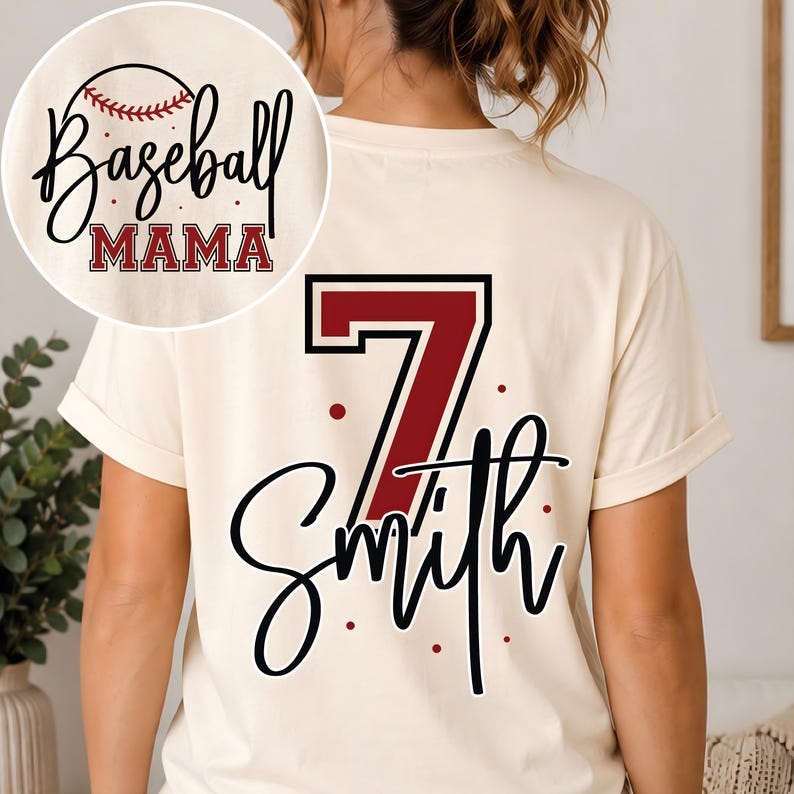 K&ouml;nnte beinhalten: Ein cremefarbenes T-Shirt mit einer gro&szlig;en kastanienbraunen Nummer 7 und dem Namen Smith in schwarzer Schreibschrift auf der R&uuml;ckseite. Ein kreisf&ouml;rmiger Einsatz zeigt den Text Baseball MAMA in Schwarz und Kastanienbraun mit einer Baseballgrafik.